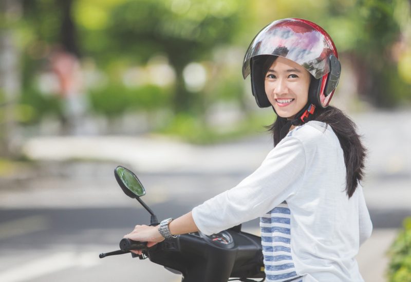 woman-riding-motorcyle-motorbike